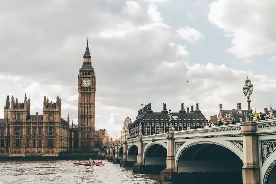 Séjour linguistique à Londres — Big Ben et bus rouges